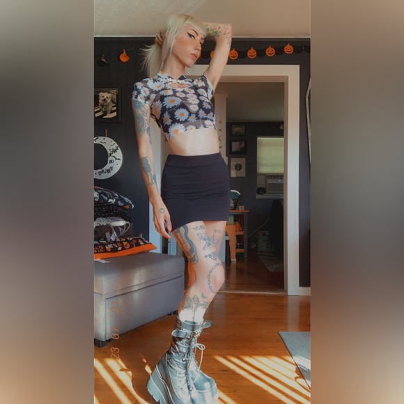 Sheer keyhole crop top - Picture 8 of 8